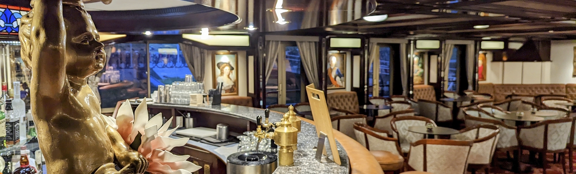 Lounge mit Bar