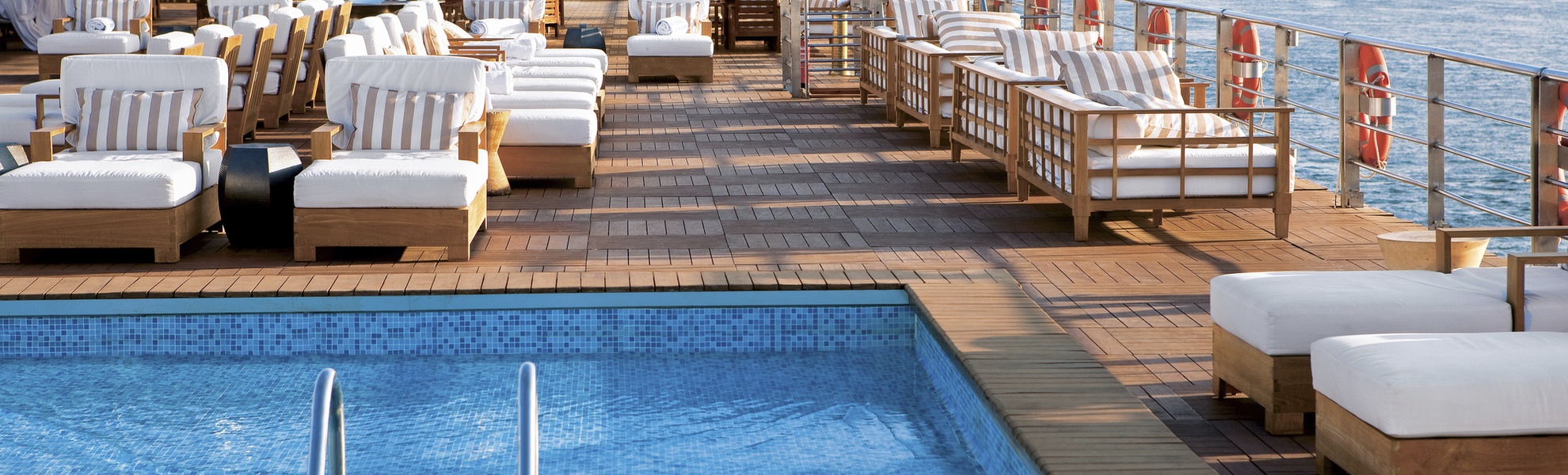 Sonnendeck mit Pool
