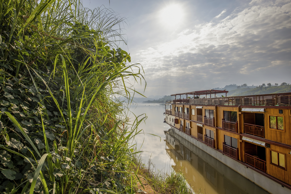 RV Mekong Star am Ufer - © Holger Leue / www.leue-photo.com