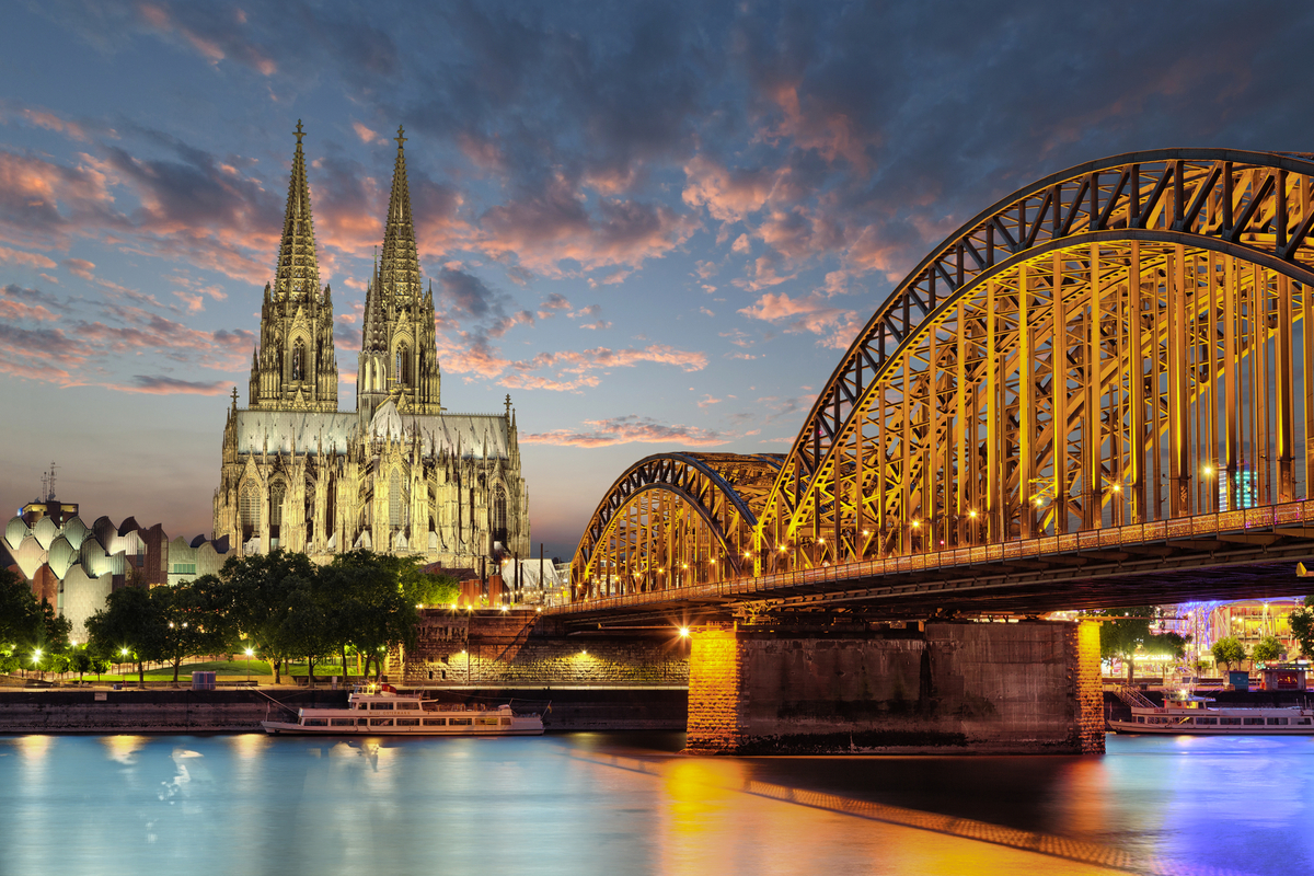 Cathédrale de Cologne sur le Rhin - © pixelliebe - stock.adobe.com