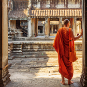 Un moine bouddhiste explore les cours intérieures d'Angkor Wat, Siem Reap.