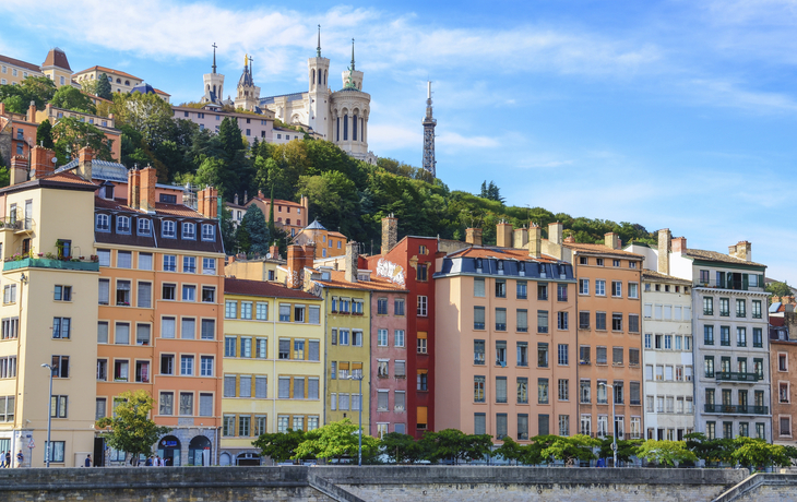 Maisons colorées le long des quais de la Saône, à Lyon - © shutterstock_114141892