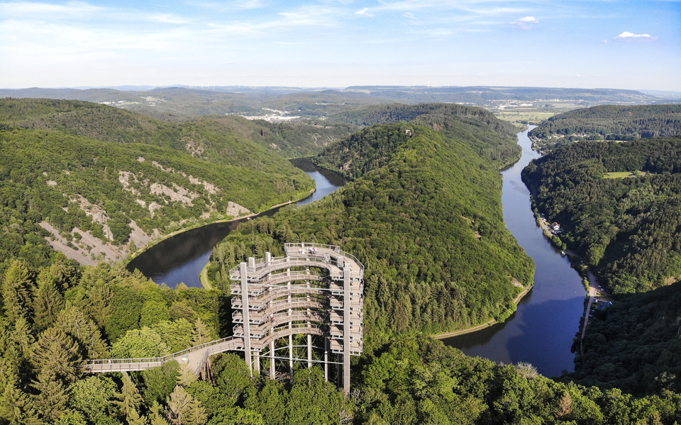 Photo aérienne de la boucle de la Sarre avec Chemin des cimes - © Henry Czauderna - stock.adobe.com