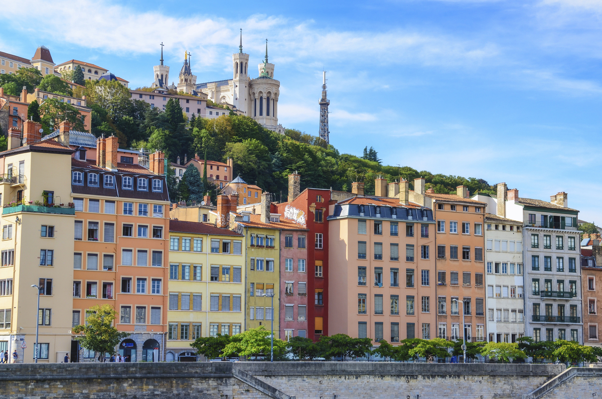 Des maisons colorées le long des quais de la Saône, à Lyon - © shutterstock_114141892