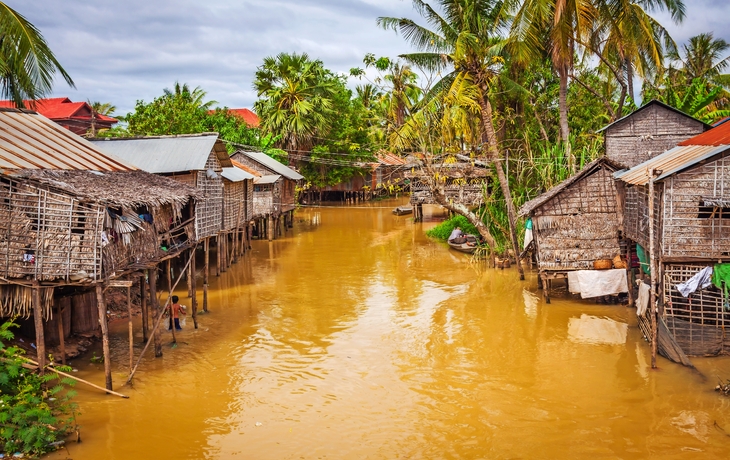 Maison typique au bord du lac Tonlé Sap, Cambodge - © Lukasz Janyst - stock.adobe.com