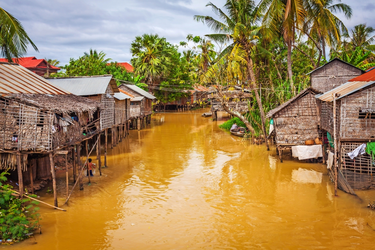 Maison typique au bord du lac Tonlé Sap, Cambodge - © Lukasz Janyst - stock.adobe.com